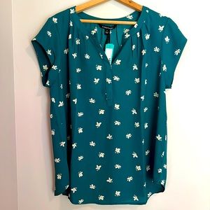 NWT 41 Hawthorn split neck blouse